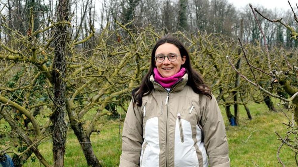 Installée avec 2 ha de pommiers, Anne Monnier a depuis triplé ses surfaces : « J’aime faire évoluer l’exploitation. C’est un aspect du métier très stimulant pour l’esprit. » © Anne Mabire